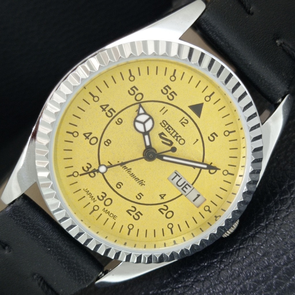 Vintage 1985 Seiko Automatic Mens Silver Watch WDaydate  Yellow Accents
